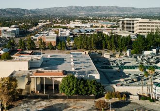 چگونه یک مجتمع آموزشی LA Rams می تواند به تغییر گسترش شهری کمک کند پیشنهاد تیم فوتبال برای یک محله دره سان فرناندو شامل طرح هایی برای ایجاد یک جامعه قابل پیاده روی با فروشگاه ها، دفاتر و آپارتمان ها است. توسط Arielle PaulPRINT EDITIONFootball می تواند به تغییر گسترش شهری کمک کند|۲۴ نوامبر، صفحه ۲۰۲ B4