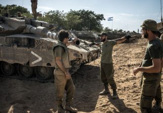مقامات می گویند که ایالات متحده درباره طرح اقدام اسرائیل در غزه نگرانی هایی را مطرح می کند.  ژنرال به اسرائیل در مورد جنگ شهری توصیه می کند|۲۴ اکتبر ۲۰۲۳، صفحه A1