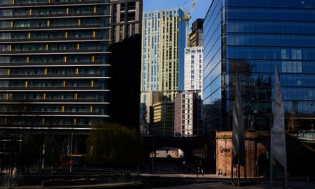 نمایی از بلوک‌ها و آپارتمان‌های اداری مدرن در مرکز شهر، با نور خورشید در پس‌زمینه