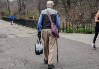 سالمندان، آیا در رفت و آمد در شهر مشکل دارید؟ نظر تایمز می خواهد از شما بشنود. توسط نظر نیویورک تایمز