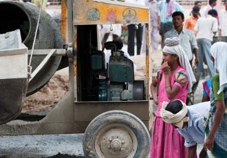 تغییر هند به ساخت و سازهای کم کربن نباید کارگران را پشت سر بگذارد
