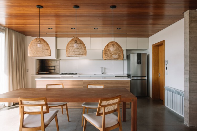 خانه مارینا / parte arquitetura - عکاسی داخلی، آشپزخانه، میز، کانتر، صندلی، تیر