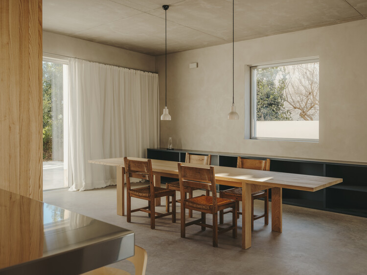 TD House / Skye Maunsell Studio + Jordi Veciana + Juan Gurrea Rumeu - عکاسی داخلی، اتاق غذاخوری، میز، صندلی