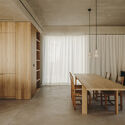 TD House / Skye Maunsell Studio + Jordi Veciana + Juan Gurrea Rumeu - عکاسی داخلی، اتاق غذاخوری، میز، صندلی