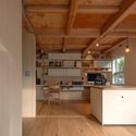 خانه در Umanose / طراحی دکمه - عکاسی داخلی، آشپزخانه، میز، میز، صندلی، تیر