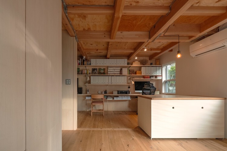 خانه در Umanose / طراحی دکمه - عکاسی داخلی، آشپزخانه، میز، میز، صندلی، تیر