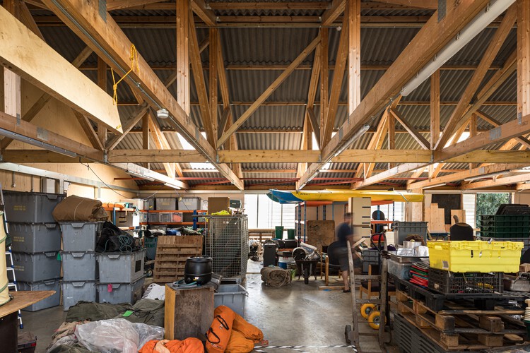 مرکز آموزشی و ذخیره سازی سقف بزرگ / معماران مول + استودیو نامرئی - تصویر 17 از 25