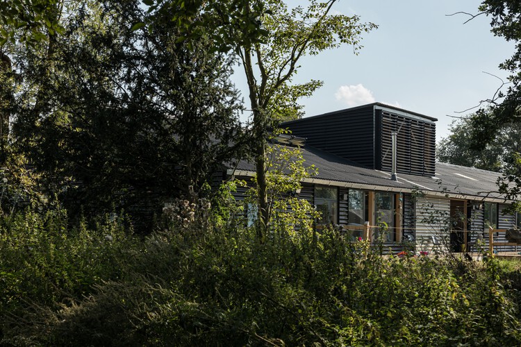 مرکز آموزشی و ذخیره سازی سقف بزرگ / معماران مول + استودیو نامرئی - عکاسی بیرونی، پنجره، جنگل
