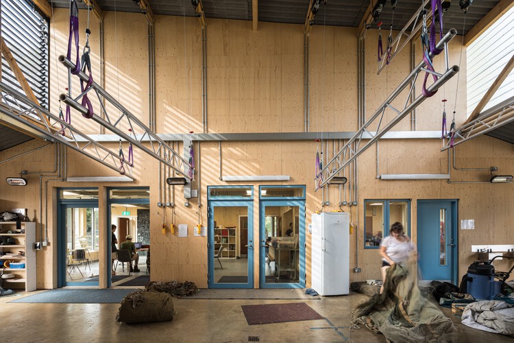 مرکز آموزشی و ذخیره سازی سقف بزرگ / معماران مول + استودیو نامرئی - عکاسی داخلی، نما، تیر