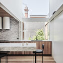 برایتون هاوس / معماری و طراحی FIGR - عکاسی داخلی، آشپزخانه، میز، پنجره، صندلی، آجر