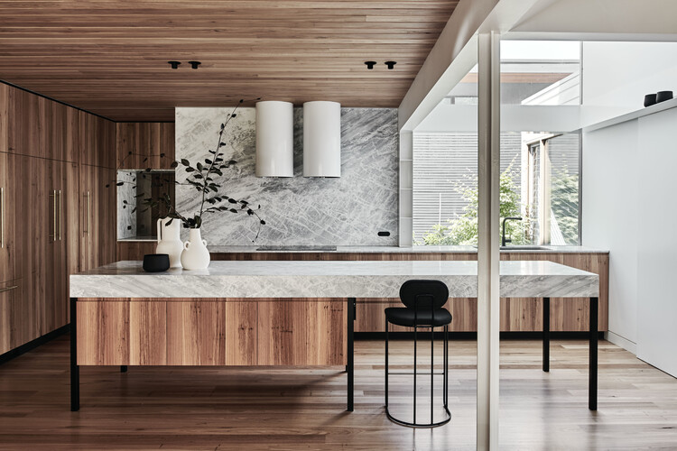 برایتون هاوس / معماری و طراحی FIGR - عکاسی داخلی، آشپزخانه، میز، کانتر، تیرآهن