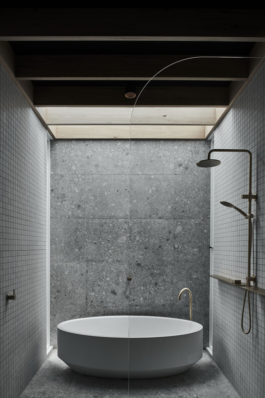 برایتون هاوس / معماری و طراحی FIGR - عکاسی داخلی، حمام، وان حمام، دوش