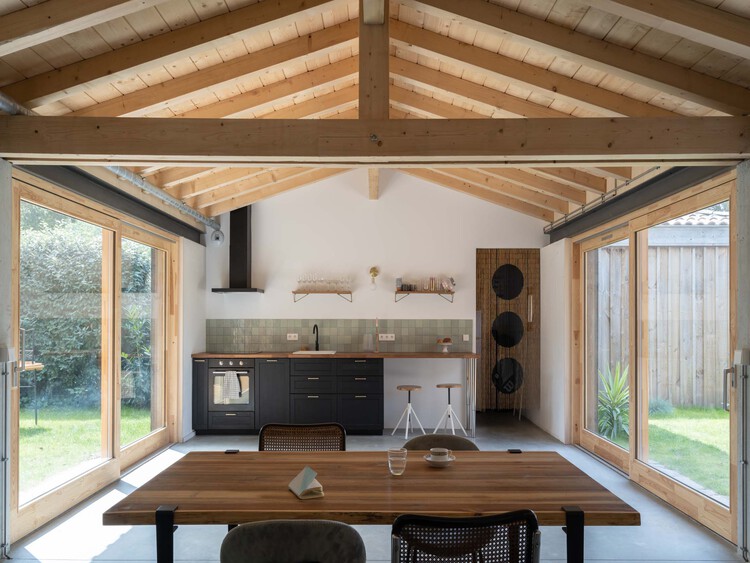 خانه آبراهام / فرمالکال - عکاسی داخلی، میز، چوب، نورپردازی، پرتو
