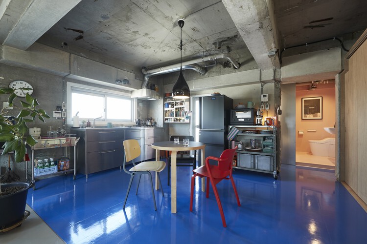 بازسازی آپارتمان آبی توکیو / روویس - عکاسی داخلی، آشپزخانه، میز، صندلی، میز