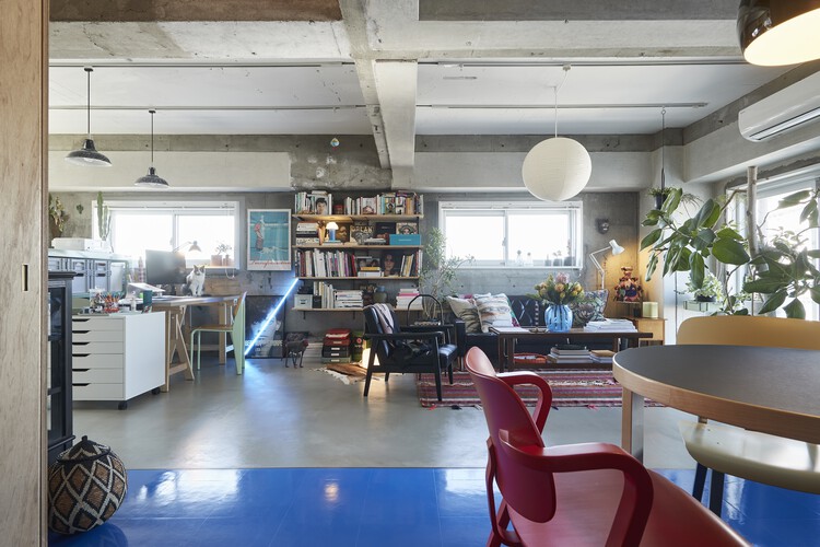 بازسازی آپارتمان آبی توکیو / روویس - عکاسی داخلی، میز، قفسه بندی، صندلی
