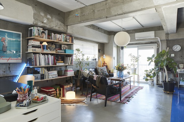 بازسازی آپارتمان آبی توکیو / روویس - عکاسی داخلی، میز، قفسه، مبل