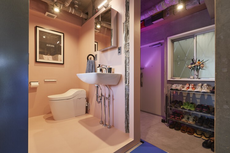 بازسازی آپارتمان آبی توکیو / روویس - عکاسی داخلی، سینک، وان، حمام