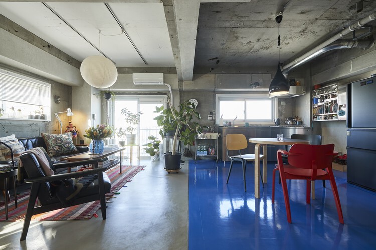بازسازی آپارتمان آبی توکیو / روویس - عکاسی داخلی، آشپزخانه، صندلی