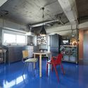 بازسازی آپارتمان آبی توکیو / روویس - عکاسی داخلی، آشپزخانه، میز، صندلی