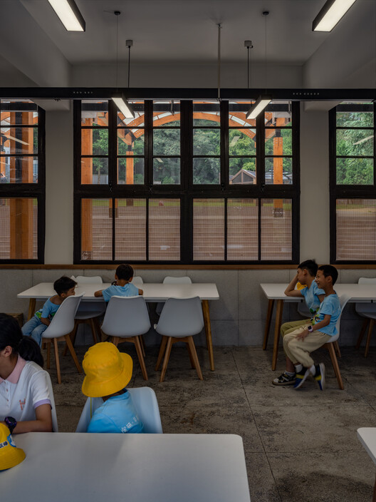 دگرگونی و بازسازی مدرسه ابتدایی Sun'ao / ZAOZUO ARCHITECTURE STUDIO - عکاسی داخلی، پنجره، میز، صندلی