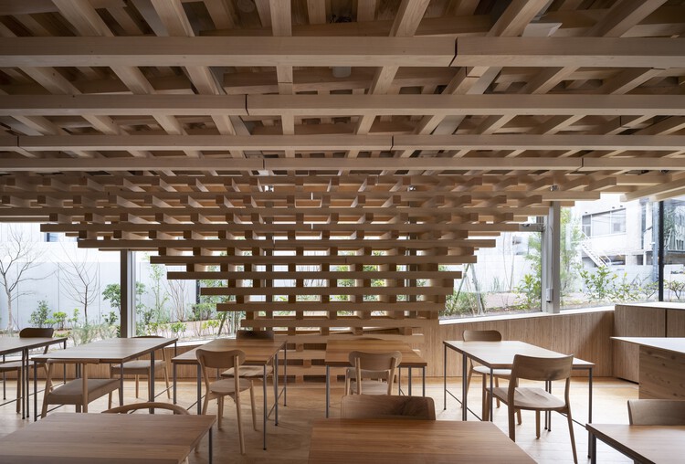 تراس سبز AEAJ / Kengo Kuma & Associates - عکاسی داخلی، اتاق غذاخوری، میز، صندلی، پرتو