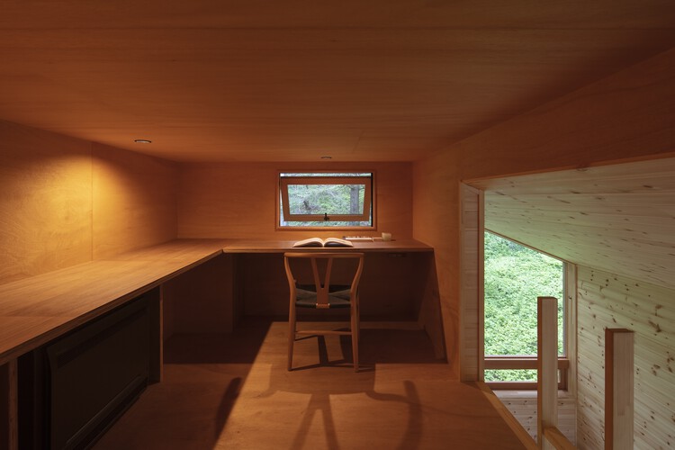 کابین در جنگل / معماران K+S - عکاسی داخلی، اتاق غذاخوری، میز، پنجره، پرتو