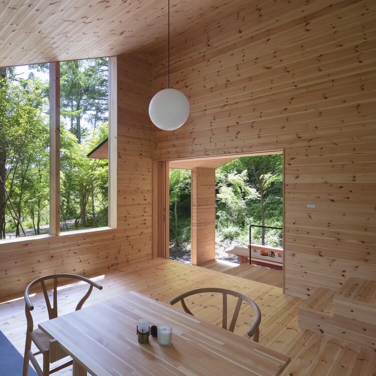 کابین در جنگل / معماران K+S - عکاسی داخلی، میز، صندلی، پنجره، تیر