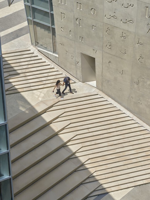 کتابخانه JG Jabbra و ساختمان اداری مرکزی R. Nassar / Atelier Pagnamenta Torriani - عکاسی داخلی، پله، نما، پنجره