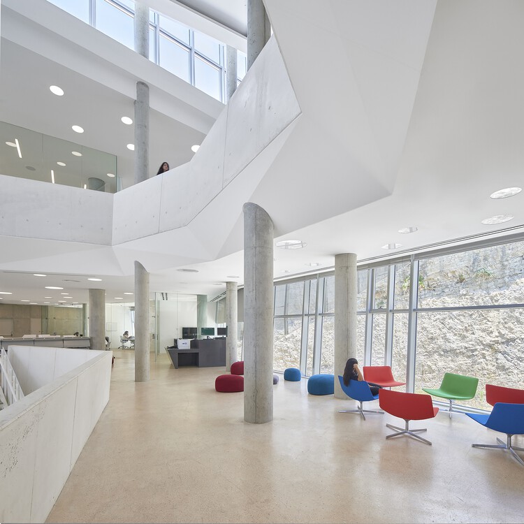 کتابخانه JG Jabbra و ساختمان اداری مرکزی R. Nassar / Atelier Pagnamenta Torriani - عکاسی داخلی، صندلی