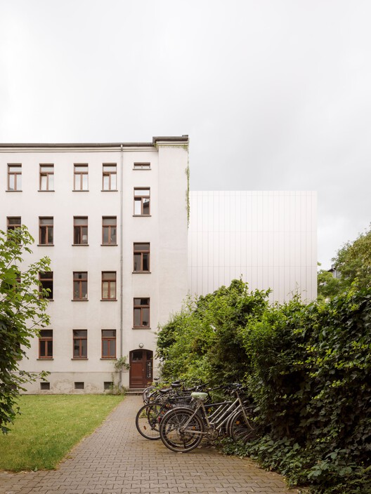 Kurti 50A Apartment Building / Aline Hielscher Architektur - عکاسی بیرونی، ویندوز