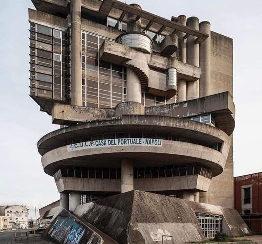 Casa del Portuale، طراحی شده توسط آلدو لوریس روسی در ناپل، ایتالیا، یک بروتالیست است…