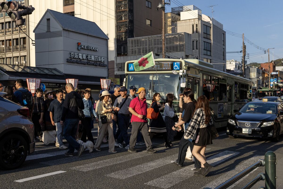 تعداد توریست های رکورددار حمل و نقل عمومی کیوتو را مسدود کرده است