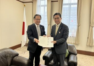 خوشحالیم که از شهردار جدید شهر کیوتو، آقای … استقبال گرمی کردیم.
