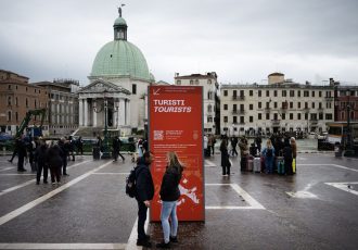ونیز هزینه روزانه را برای بازدیدکنندگان برای مبارزه با توریسم اضافه می کند