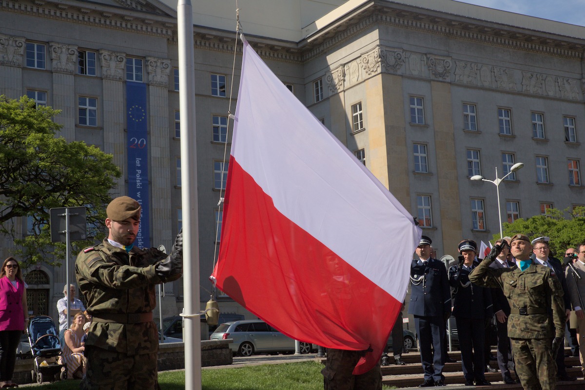 امروز روز پرچم جمهوری لهستان را جشن می گیریم.