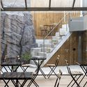 قهوه و بار غیرمجاز / استودیو ELTM - عکاسی داخلی، پله ها، تیر، پنجره، نرده