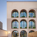   ساختمان B67 در منطقه 22@ بارسلون / معماران گوشه - عکاسی خارجی، پنجره، نما، طاق