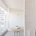Lea Apartment / Nati Minas & Studio + Flipê Arquitetura - عکاسی داخلی، میز، صندلی