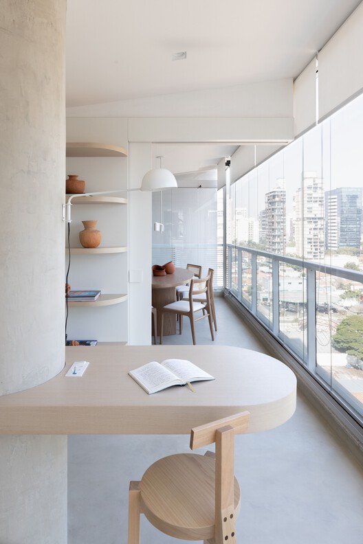 Lea Apartment / Nati Minas & Studio + Flipê Arquitetura - عکاسی داخلی، میز، قفسه بندی، صندلی
