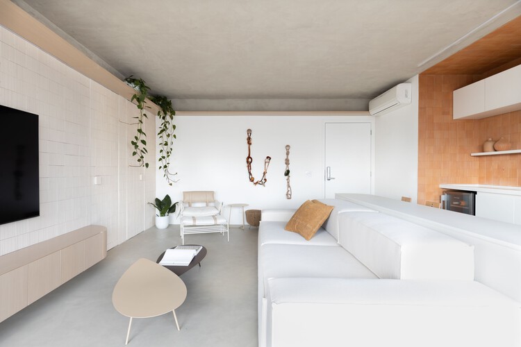 Lea Apartment / Nati Minas & Studio + Flipê Arquitetura - عکاسی داخلی، مبل، میز