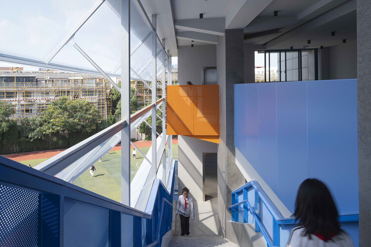 بازسازی مدرسه زبان های خارجی شانگهای وابسته به آتلیه SISU / ACRE - عکاسی داخلی، پله ها، پنجره ها، نما
