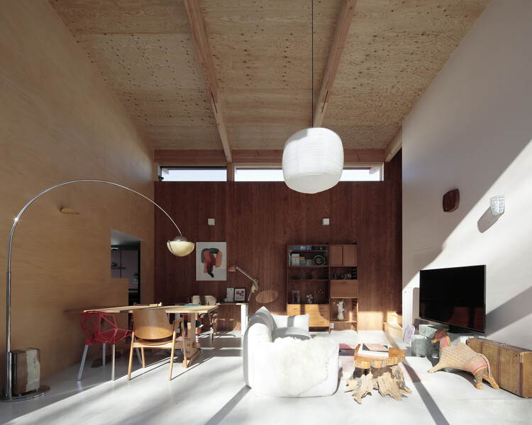 استیج در هایما / معماران تاکانوری اینیاما - عکاسی داخلی، میز، صندلی، تیر