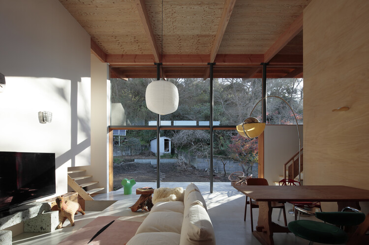 استیج در هایما / معماران تاکانوری اینیاما - عکاسی داخلی، میز، پنجره، صندلی، تیر
