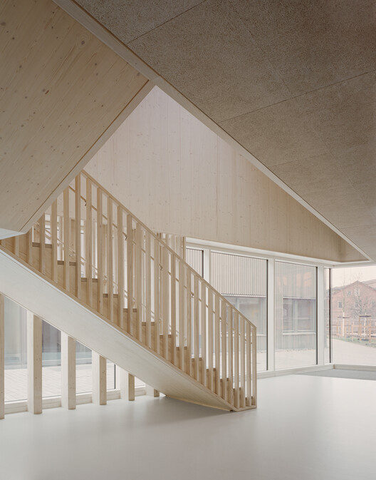 ساختمان سالن چند منظوره و کلاس درس مدرسه کارل شوبرت / معماری Kersten Kopp - تصویر 4 از 17