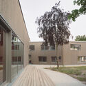 ساختمان سالن چند منظوره و کلاس درس مدرسه کارل شوبرت / معماری Kersten Kopp - عکاسی خارجی، پنجره، نما