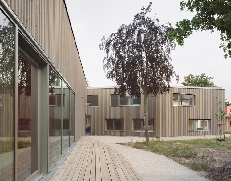 ساختمان سالن چند منظوره و کلاس درس مدرسه کارل شوبرت / معماری Kersten Kopp - عکاسی خارجی، پنجره، نما