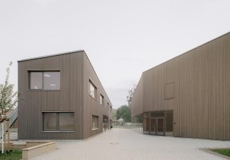 سالن چند منظوره مدرسه کارل شوبرت و ساختمان کلاس درس / Kersten Kopp Architekten