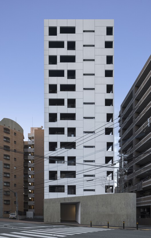 تک رنگ در مجتمع مسکونی فوکوکا / SAKO Architects - تصویر 7 از 23
