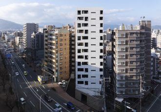 تک رنگ در مجتمع مسکونی فوکوکا / SAKO Architects