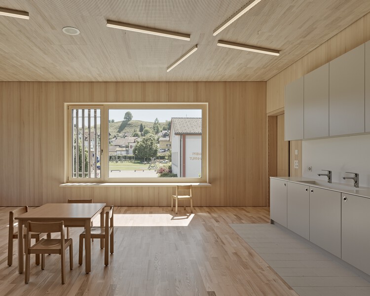 مدرسه ابتدایی بوتشویل / Illiz Architektur - عکاسی داخلی، آشپزخانه، پنجره، میز